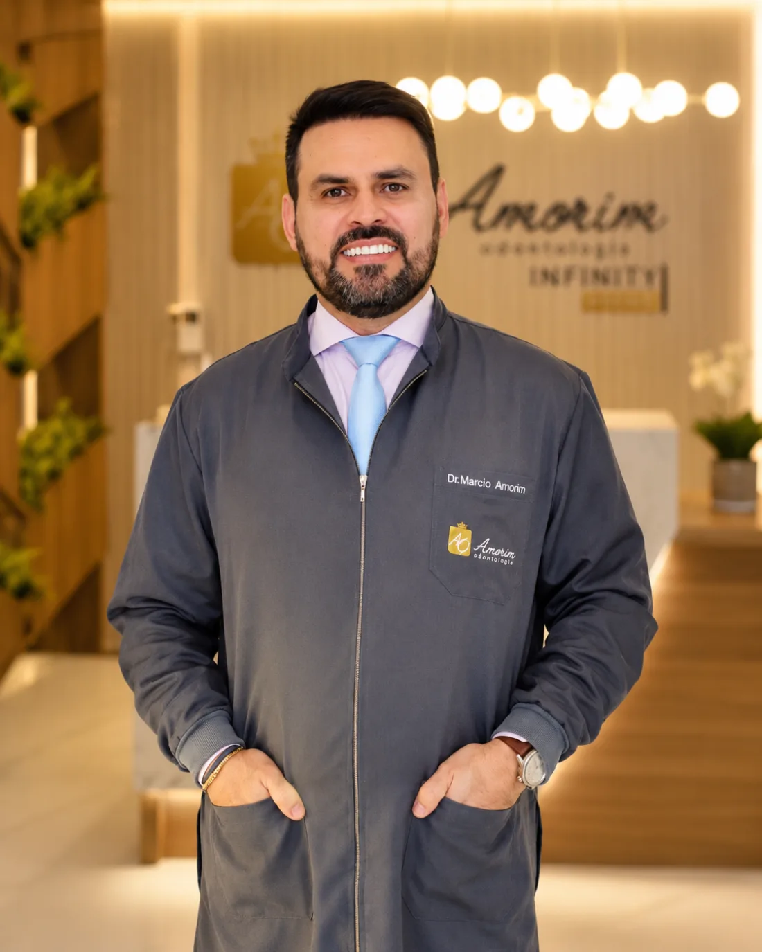 Dr. Marcio Amorim na clínica Amorim Odontologia