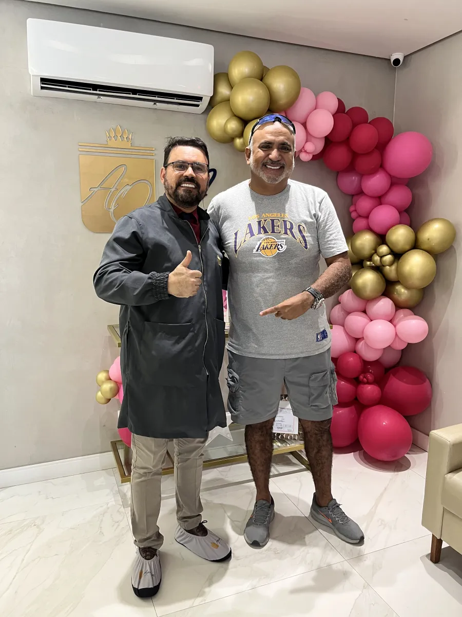Paciente sorrindo com o Dr. Marcio Amorim em Manaus