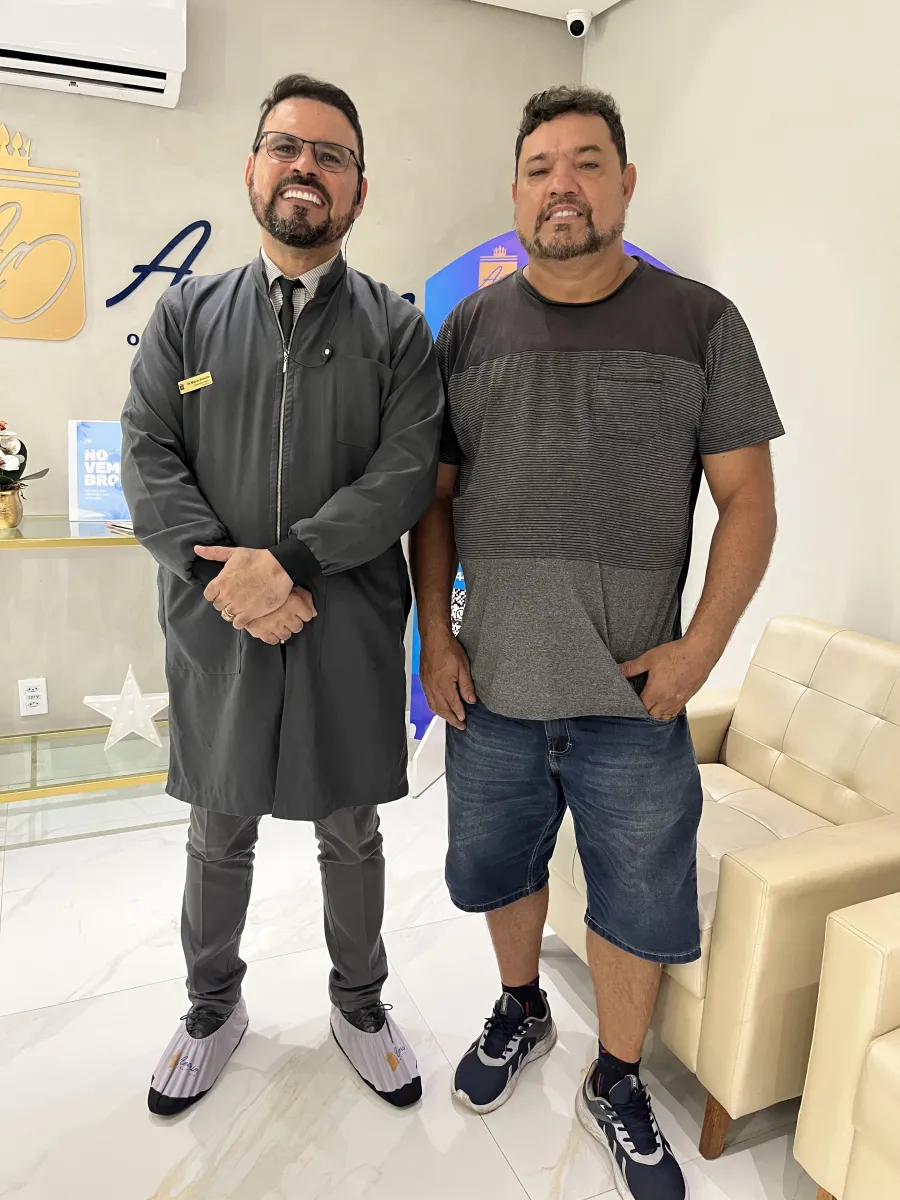 Dr. Marcio Amorim ao lado de paciente na Amorim Odontologia